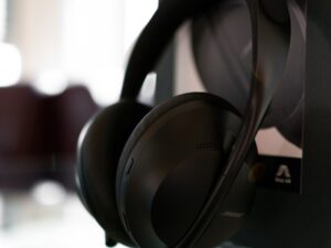 Noise cancelling headphones